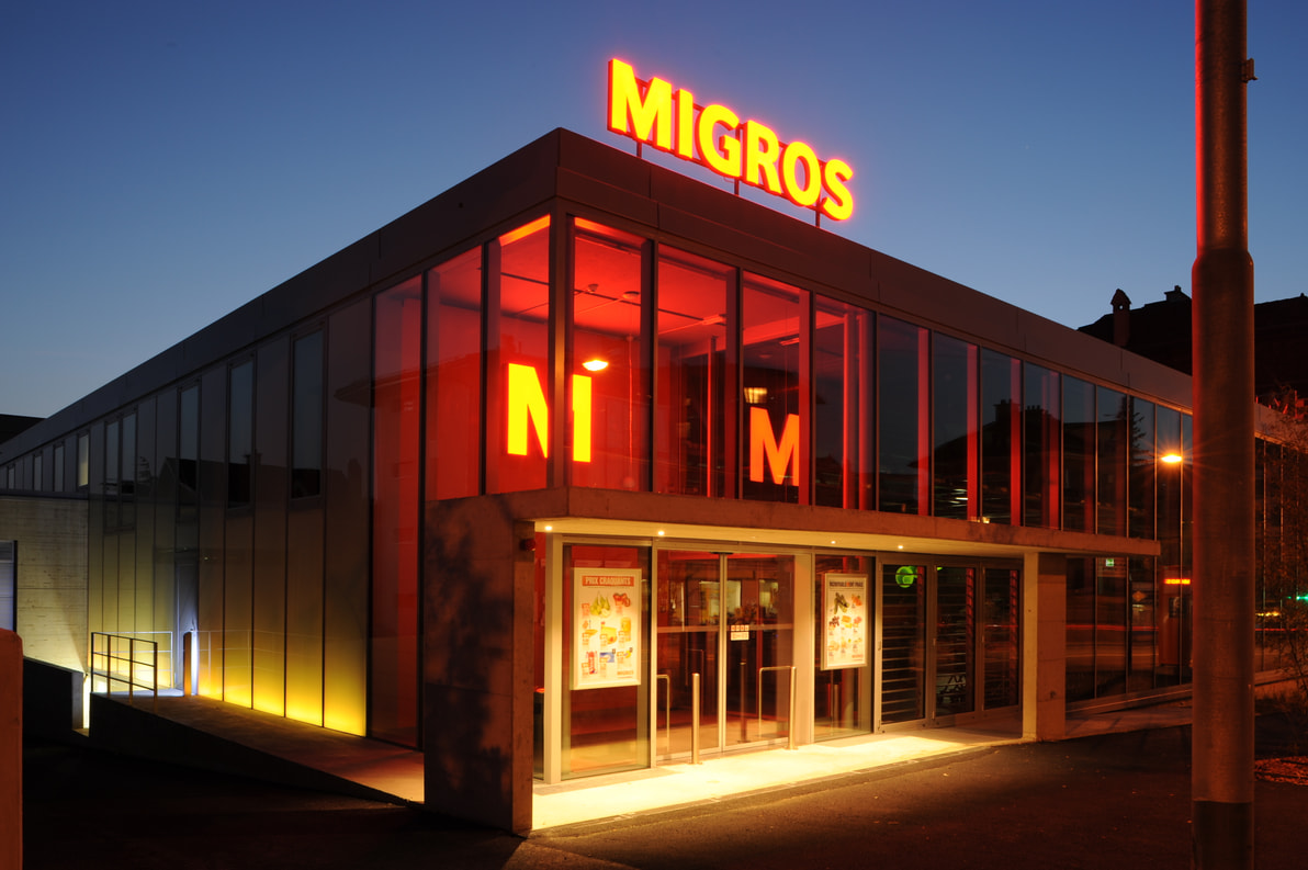 Migros Waadt Aussenansicht der Filiale Prilly in der Nacht